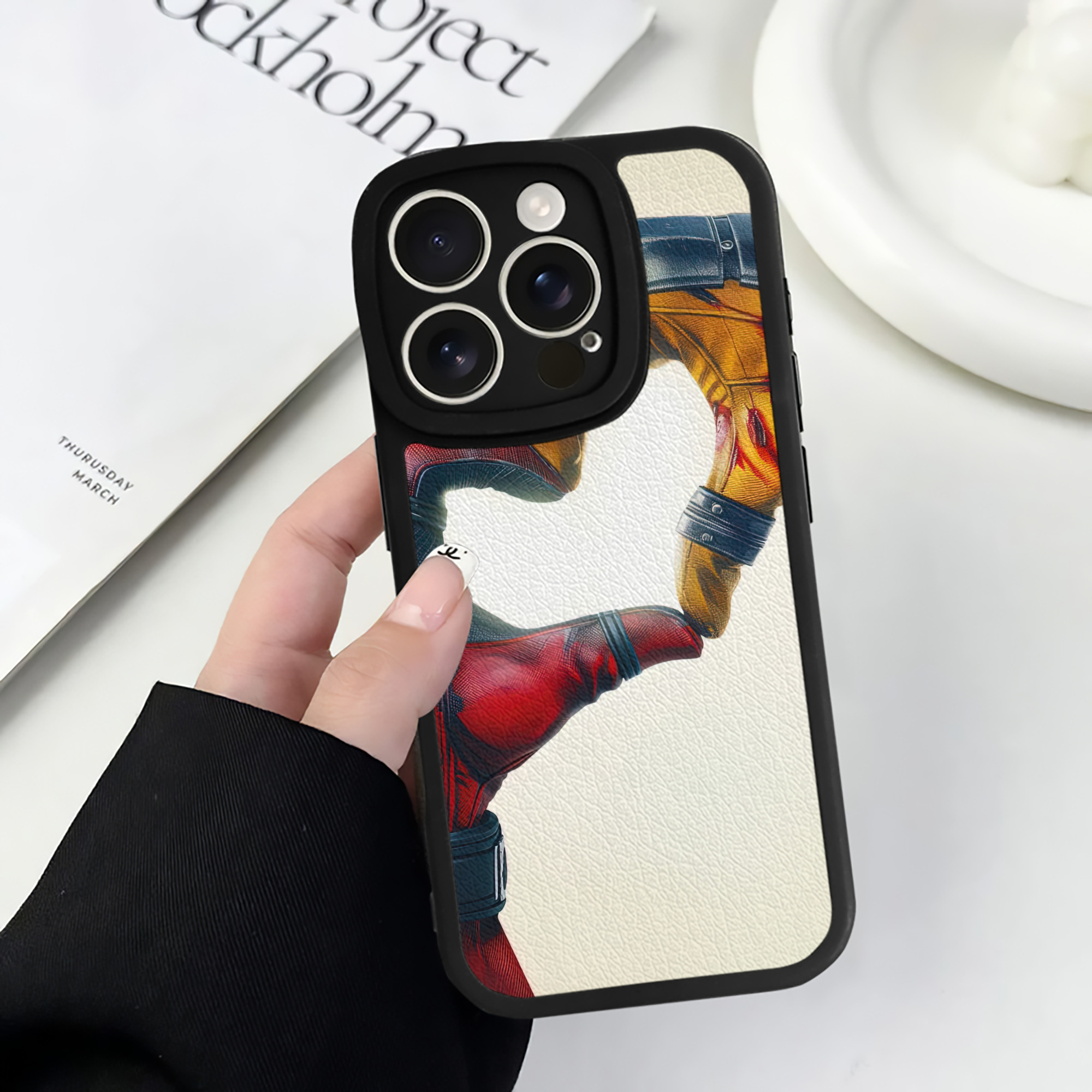 （画像用） Deadpool デッドプール 【iPhone 16シリーズ対応】シリコンスマホケース（レザー調） 材質：シリコン